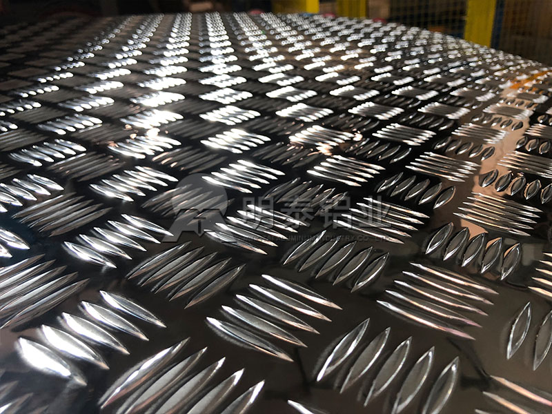 明泰鋁業(yè)花紋鋁板分類有哪些？五條筋花紋板價(jià)格多少？